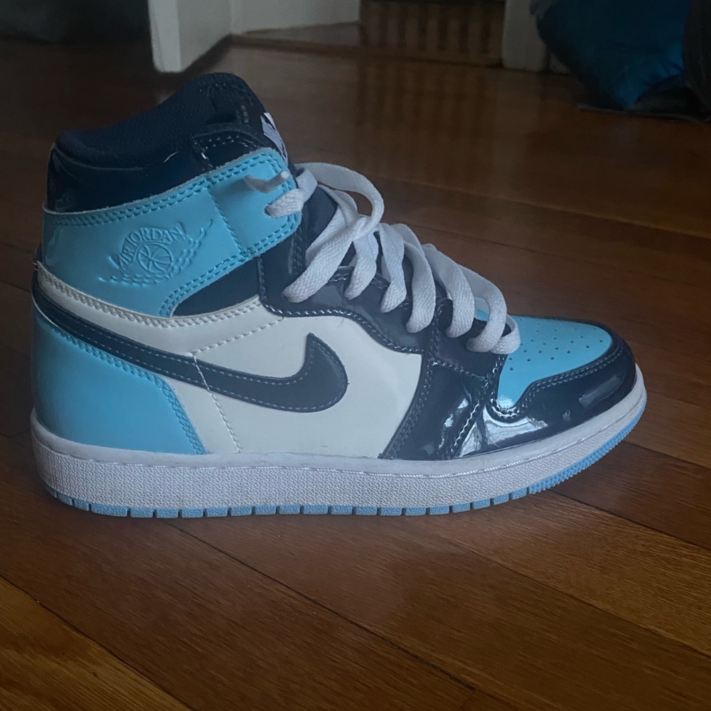 2019
Wmns Air Jordan 1 Retro High OG 'Blue Chill'